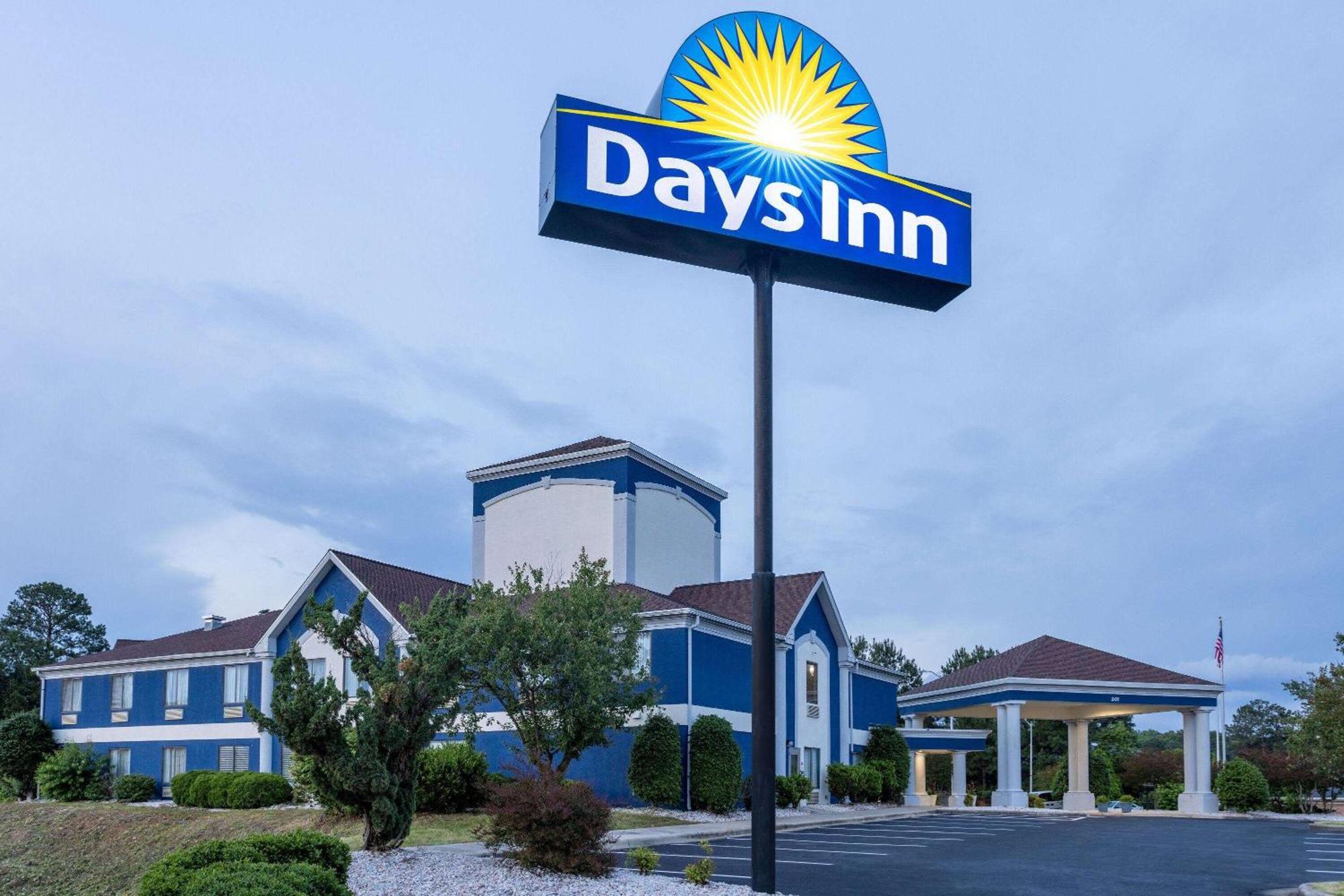 デイズ イン バイ ウィンダム ルイスバーグ Louisburg エクステリア 写真
